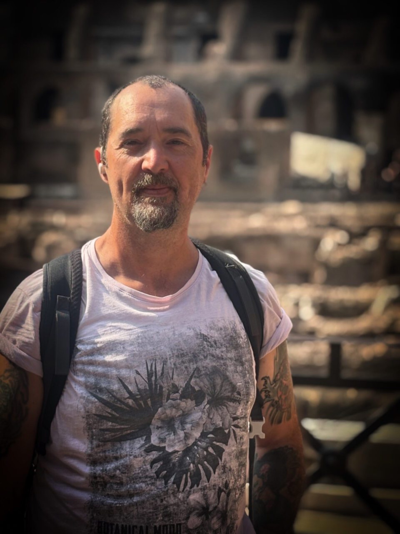 Christian Koban mit Rucksack auf Reisen